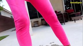 Jade Janzten wetting ideal yoga outfit!