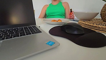 He Desayunado con Mi Padrastro y me Ha pillado Masturbandome Por debajo de la Mesa !