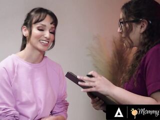 MAMA'S BEAUTY - Pervert Masseuse Leana Lovings Sneakily Fingers Lexi Luna’s Vagina Below VR Headset