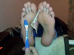 Tickling bare feet - Money challenge