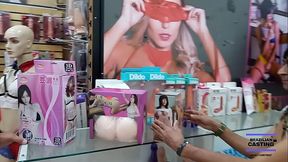 fazendo compra na loja do sexo loira gostosa realiza sua fantasia com muita rola na buceta ate gozar.