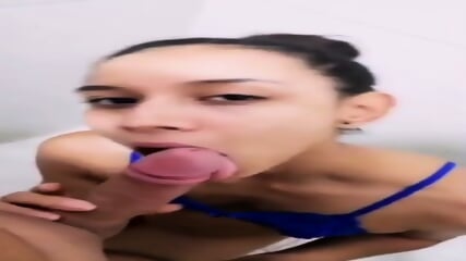 Novinha magrinha mamou e tomou porra