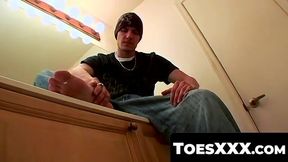 ToesXXX.com - Ballcap jock's foot play and intense cumshot