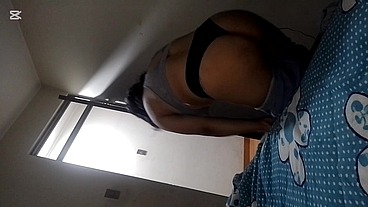 La mamá de mi mejor amiga. Entra a la Habitación a Darme una mano. ME PIDE QUE TERMINE EN SU BOCA. Y TERMINO HACIENDOLE UN FACIAL CON MI SEMEN