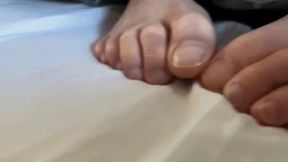 MASSIVE CUMSHOT OVER TOES - SD