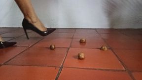 Watch as this lady crushes and tramples with all her might (3)