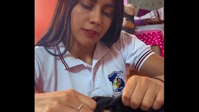 INOCENTE COLEGIALA ES FOLLADA POR SU HERMANASTRO EN SU HABITACI&Oacute_N Y EL SE CORRE EN SU BOCA