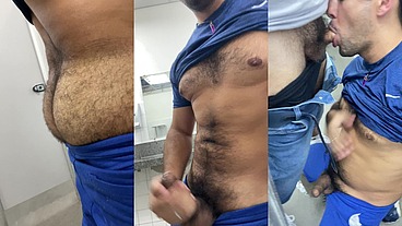 COM MACHOS TESUDOS DENTRO DO BANHEIRO PUBLICO