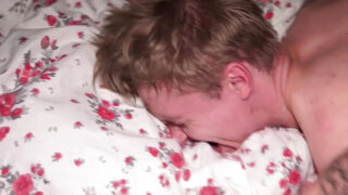 Tineri amatori gay tatuați ling și sug înainte de a se fute fără șa