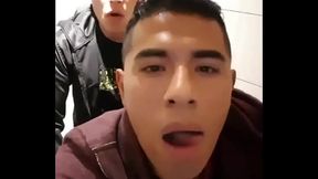 Dando o cuzinho no banheiro para o amigo