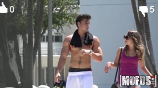 Kimmy Granger leckt Arsch, bevor sie ihn tief in ihr enges Loch nimmt.