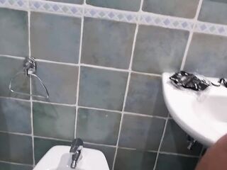 AMATORIALE - ITALIANO - IL NUOVO COINQUILINO MI LASCIA GUARDARE MENTRE SI LAVA IL SUO GROSSO CAZZO