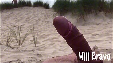 Peladão se exibindo de pica dura e tocando uma até gozar na praia