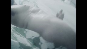 hombre desnudo masturbandose