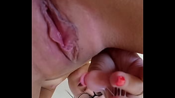 Acordei cheia de tes&atilde_o e peguei meu Dildo para dar aquela gozada matinal antes de ir pra academia