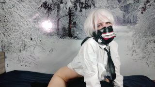 Die Cosplayerin Ken Kaneki lässt sich auf ihrem Kissen abspritzen