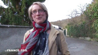 Une bombe aux gros seins se le fait pénétrer profondément dans le cul