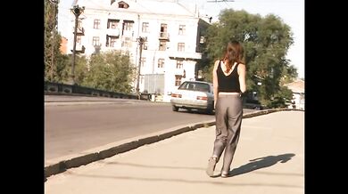 Экстремально обоссала коммунистический памятник