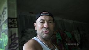 enzo prend une grosse bite dans son cul