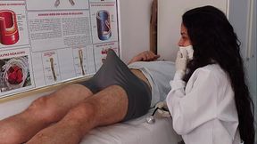 Enfermeira observa a ere&ccedil_&atilde_o inesperada do paciente durante o atendimento