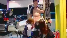 Teen 18+ Japonesas Encantadoras Dándole Oral de Rodillas