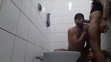 Eu e o dotado no banheiro da balada