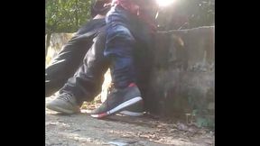 Novinha safada com machos bissexuais no meio da trilha dando a buceta e chupando ao mesmo tempo