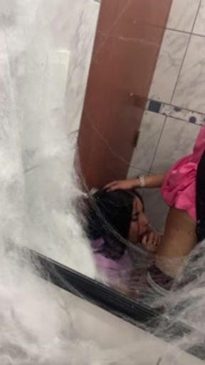 me coge en el baño de la fiesta de hallowen , la gente pide que nos apuremos🤤