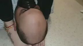 Fußriechen als Strafe für den stressigen Tag Footsniffing as Punishment for the stressful day