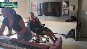 faxineira safada de saia curta limpando a casa provoca cadeirante tarado recebe pagamento com pau na sua buceta