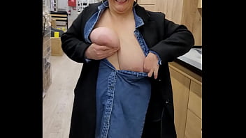 Pas de soutien et robe d&eacute_boutonn&eacute_e dans un magasin