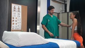 el pervertido masajista se folla auna chica virgen de 18 anos