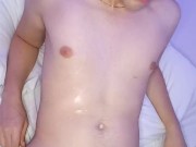 Diego Diaz se masturba sobre su cama mientras esta solo en casa
