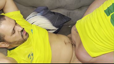 Jogo de futebol homens e putos numa transa sem pudor 1