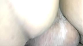 Linda boneca dotada dando o cuzinho pra garot&atilde_o da pica grande e grossa que arrega&ccedil_a seu cuzinho