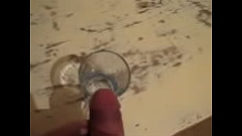 Muy exitado sin poder mear