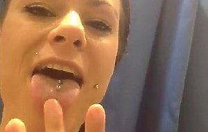Geile Sau befummelt sich in der Umkleidekabine!