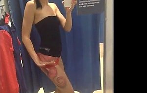 Geile Sau befummelt sich in der Umkleidekabine!