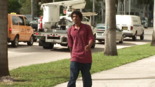 Un tânăr gay își mângâie pula și primește o fută masivă cu o mare parte a corpului