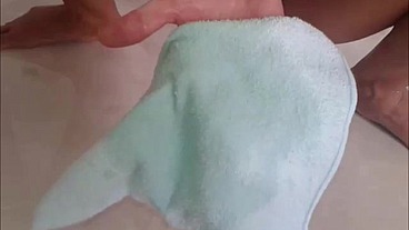 Cliente pediu para eu mijar na toalha com a buceta toda gozada e cheia de porra,depois ele vai chupar a tolha e sentir o sabor