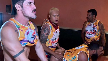 Tesão no bloco e todos esses machos foram trepar na casa de suruba no Carnaval - 01