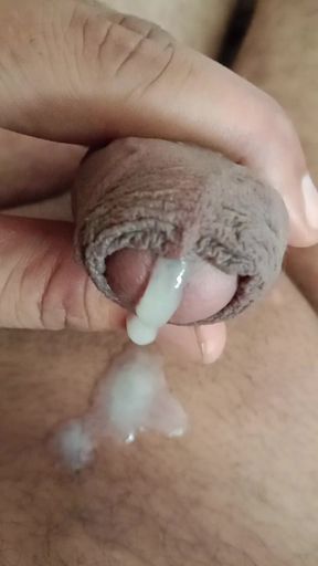 Look at the correct way of masturbation, look at how the college girl masturbated and shook her penis, it was fun, look