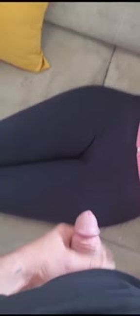 I come to cum on her leggings while she reads