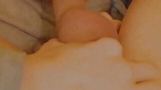 Genç, amatör bir adam, ateşli ev yapımı oral seks videosunda sertleşmiş penisini mastürbe ediyor.