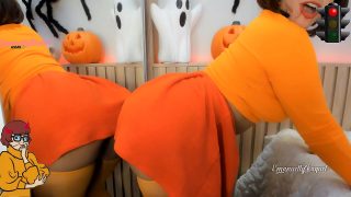 Zombie Velma di Scooby Doo mostra le sue abilità nel scopare e nel fare pompini con un grosso dildo