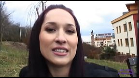 Bella ragazza mora accetta del denaro per scopare nel parco giochi