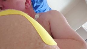 heisses kussen mit nackter alter oma im bett