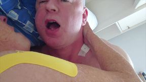 heisses kussen mit nackter alter oma im bett