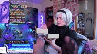 2B plays TFT and Mukbang? :o