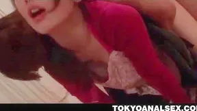 Chica Japonesa Tímida y Linda Haciendo Sexo Anal Sucio En El Piso